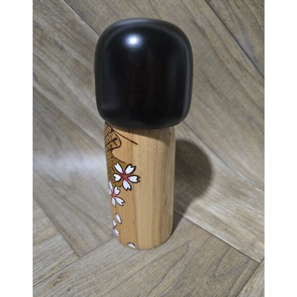 KOKESHI Doll Japanese Woody Craft in Kimono w/ Cherry Blossom Flowers 7.5 Inch - Picture 2 of 4